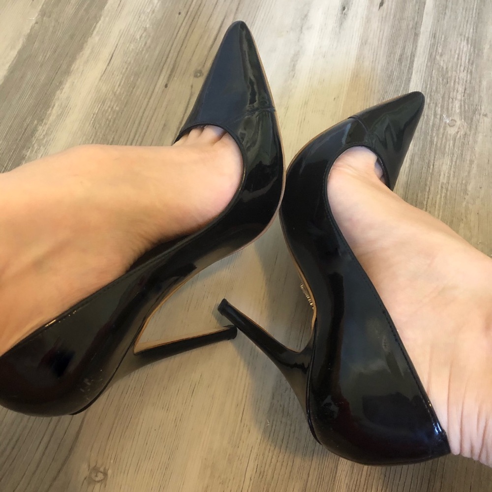 Black pointy pumps